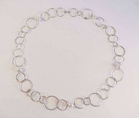N° 228 KETTE - Aus 925/- Sterlingsilber - Verschieden großen runde Ösen und ca. 7mm - 7,5mm große Akoya Perlen, zusammengehängt zu einer Endloskette.