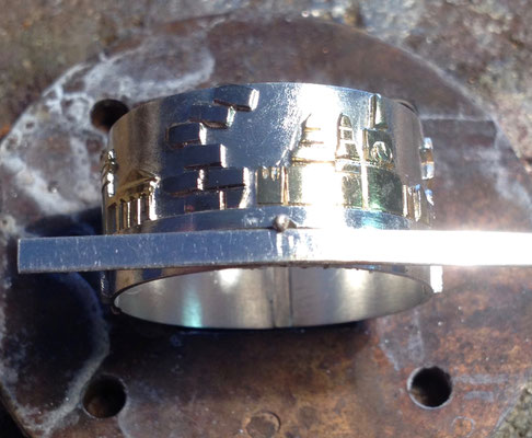 Damit die Ringe nachher zusammenhalten, löte ich unter die äußeren Führungsringe jeweils zwei Blattfedern aus 925er Silber. 