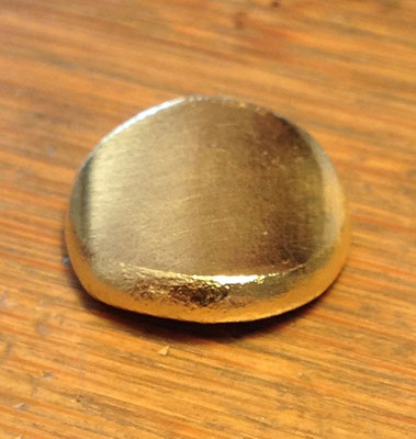 Für den Skorpion auf meinem Ring habe ich mir 750er Gelbgold geschmolzen und schon leicht vorgebogen. 