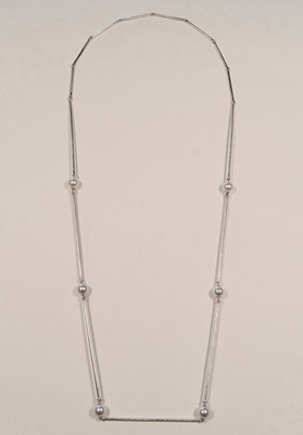 N°215   KETTE - Aus 925/- Sterlingsilber - Lange Silberstäbe unterbrochen durch 7mm - 7,5mm große Akoya Perlen.