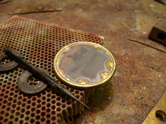 Ring und Grundplatte sind zusammengelötet.
