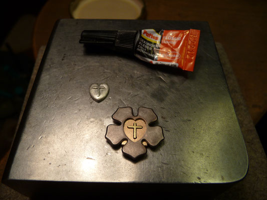 Um das Herz um das Kreuz herum anreißen zu können, nutze ich die ausgesägte Platinrose als Schablone die ich mit Sekundenkleber fixiere.