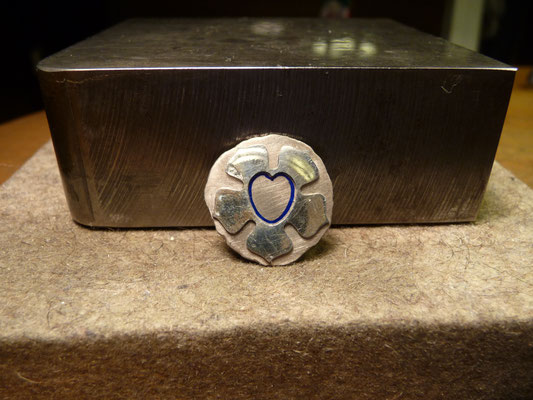 Durch das Silbermodel habe ich gleichzeitig eine Schablone anhand der ich die Umrisse der Lutherrose auf dem Platinblech sicher anreißen (aufzeichnen) kann.