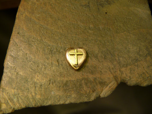 Herz und Kreuz sind zum einlöten in die Rose vorbereitet.