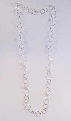 N°230 KETTE - Aus 925 / - Sterlingsilber - Verschieden großen runde Ösen und ca. 7mm - 7,5mm große Akoya Perlen, zusammengehängt zu einer überlangen Endloskette.