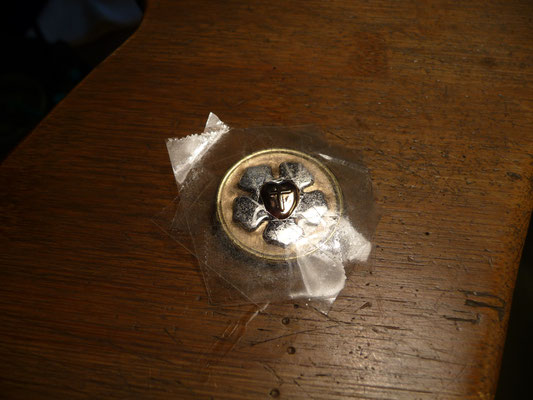 ... die Oberfläche der Vorderseite hat polierte und mattierte Flächen. Durch das Abkleben schützt man die schon fertigen bearbeiteten Oberflächen ... 