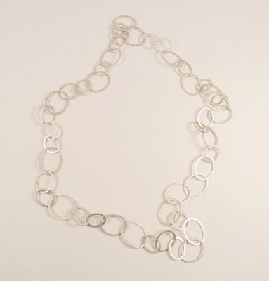N°89 KETTE - Aus 925/- Sterlingsilber  - Verschieden große ovale Flachösen zusammengehängt zu einer unendlichen Kette.