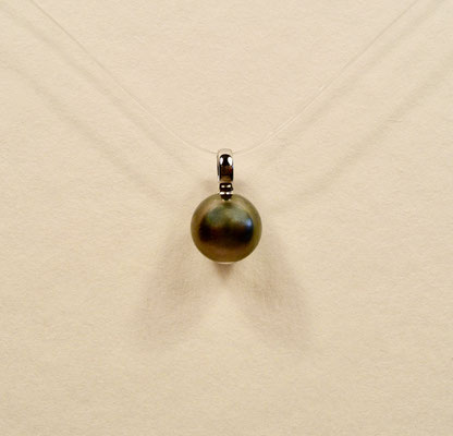 N°239 ANHÄNGER - Aus 950/- Platin mit einer ca. 9mm große schwarze Tahitiperle an einer Öse für größere Ketten oder Schnüre.