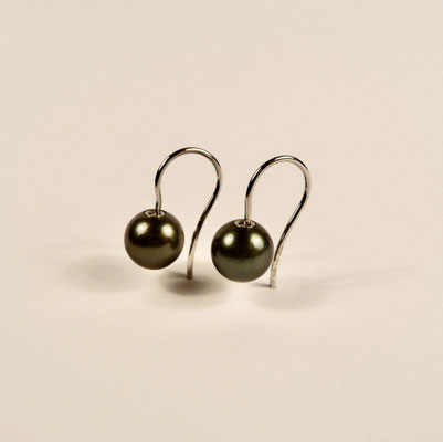 N°213 OHRHÄNGER - Aus 950/- Platin mit zwei ca. 9mm großen schwarzen Tahitiperlen. Die Perlen sind beweglich! 