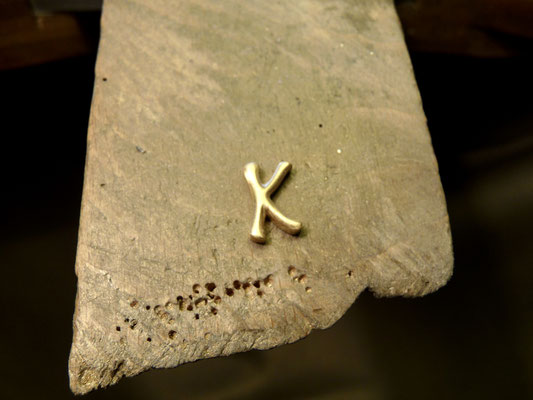 Jeder Buchstabe braucht besondere Aufmerksamkeit damit später die Proportion mit dem anderen Buchstaben zusammenpassen.