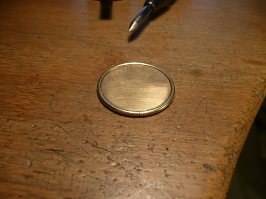 Ring und Grundplatte sind zusammengepasst.