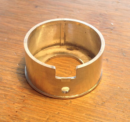 Aus dem äußeren Ring habe ich den Bereich ausgesägt und gebohrt, indem nachher das Schnäppergegenstück und die Schnäpperfeder läuft. 