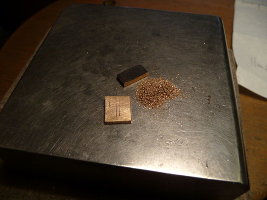 Für das Herz mit dem Kreuz habe ich ein Blech vorbereitet und das Kreuz angerissen (aufgezeichnet).