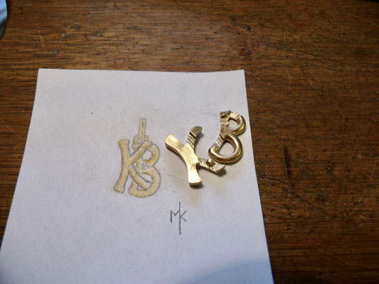 Ich überlege mir nun, wie ich beide Buchstaben zusammenfügen kann um sie sicher und gut löten zu können.