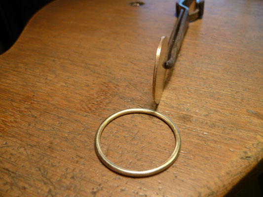 Der Ring den ich um die Grundplatte löte ist gebogen.