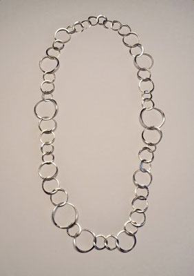 N°199 KETTE - Aus 925/- Sterlingsilber - Verschieden großen strukturverbogene Flachösen die zu einer unendlichen Kette zusammengehängt sind. 