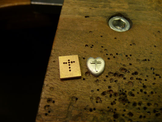 Mit der Silberschablone reiße ich auch das Herz auf dem Blech an und bohre zuerst das Kreuz aus.