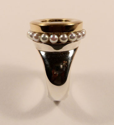 Der Ring von der Seite mit seinem Perlenkranz.
