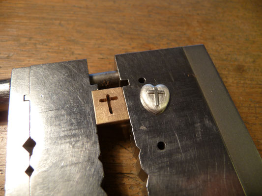 ... mit einem Fräser und einer Feile arbeite ich das Kreuz heraus ...