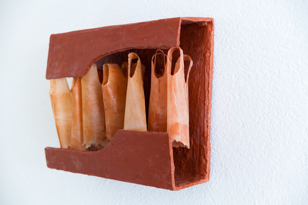 Sieben rote Hemdchen – Bienenwachs, Pigmente, Pappe, 37x11x30 cm, 2015