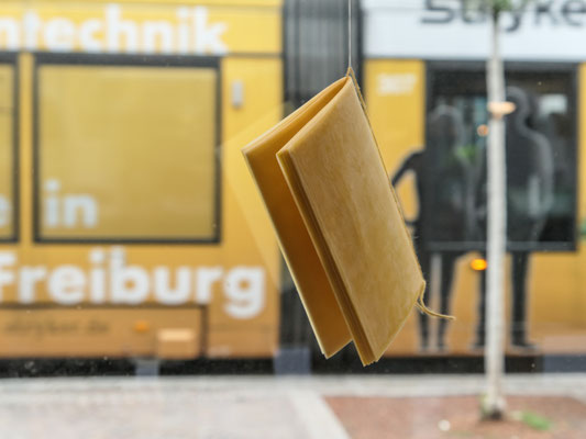 Installation 1 – Papier, Bienenwachs, Faden