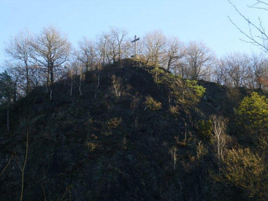 Blick zum Harrasfelsen - da soll er der Ritter der Sage nach heruntergesprungen sein