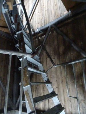 Diese extrem steile Eisentreppe führte die letzten Meter im Turm hinauf...