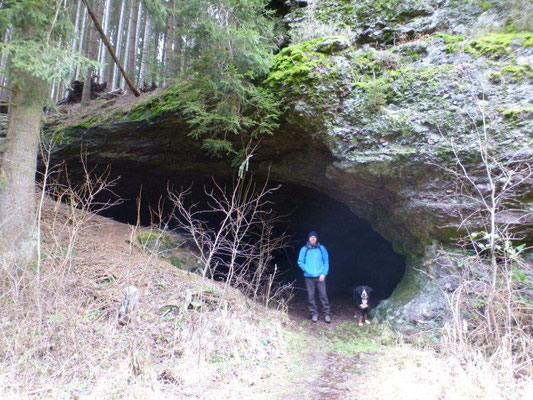 Kleine Höhle im Apfelstädter Grund