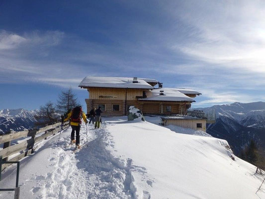 Die tief verschneite Nilljochhütte in der Wintersonne