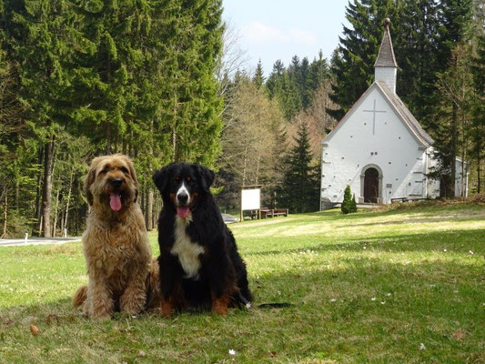 Nepomuk und Vreni vor der Böhmerwaldkirche