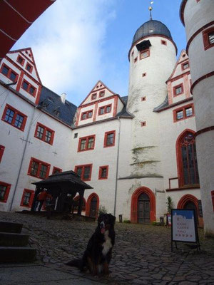 Der Innenhof der Kernburg mit Bergfried und Brunnen