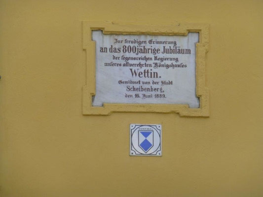 ... mit einer Gedenktafel zur Erinnerung an die Jubelfeier des Hauses Wettin