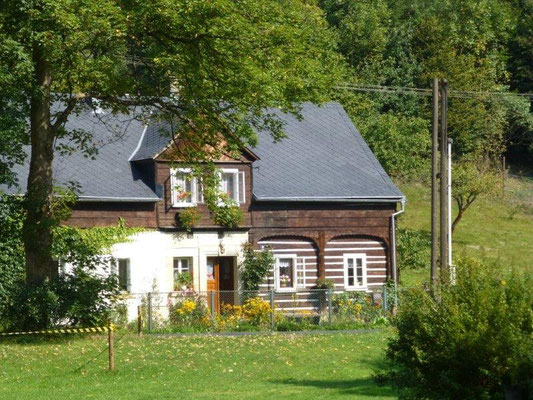 Typisches Umgebindehaus in Jetřichovice