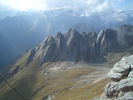 Blick vom Vorderen Sajatkopf hinüber zur Sajathütte mit der Roten Säule