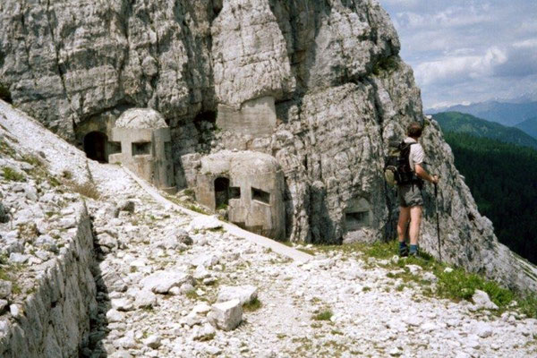 Bunker und Gänge in den Felsen sind stumme Zeugen der schweren Kämpfe, die hier im 1. Weltkrieg wüteten