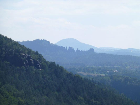 bis hin zu den Schrammsteinen und dem Rosenberg genießen