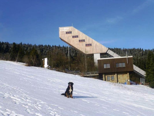 Aufden Fichtelberg-Sprungschanzen werden regelmäßig internationale Wettbewerbe ausgetragen.