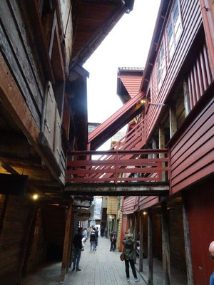 In den malerischen Innenhöfen von Bryggen fühlt man sich ins Mittelalter zurück versetzt