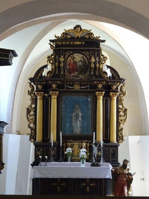 Blick ins Innere der kleinen Kirche in Dubice