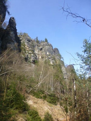 Die Frühlingssonne tauchte die grauen Felsen in ein wundervolles Licht.