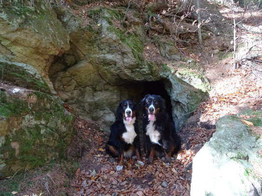 Selma und Vreni an der Fuchshöhle