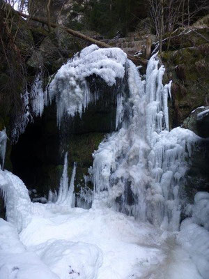 Im Winter bilden sich am Amselfall bizarre Eisformationen