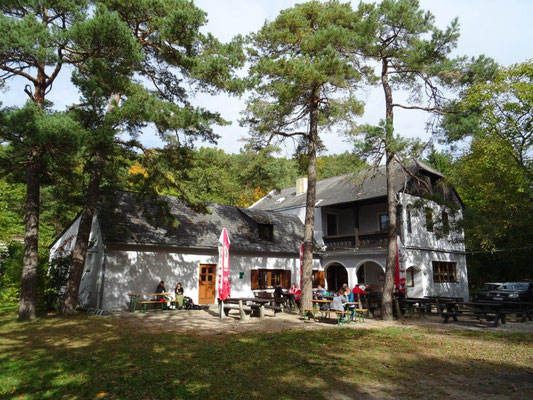 An der Fesselberghütte kann man sich mit regionalen Köstlichkeiten stärken