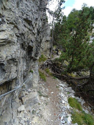 Anfangs führte der Weg "nur" steil und seilgesichert nach unten...