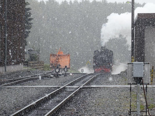 Die Fichtelbergbahn im Schneetreiben