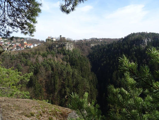 Blick vom Hockstein hinüber nach Hohnstein mit der gleichnamiten Burg