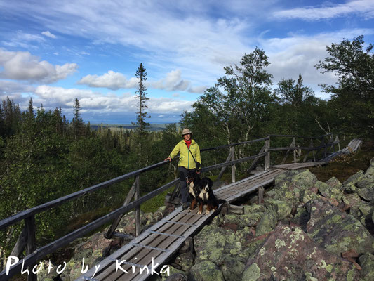 Auf der Wasserfallrunde an der Flanke des Fjälls