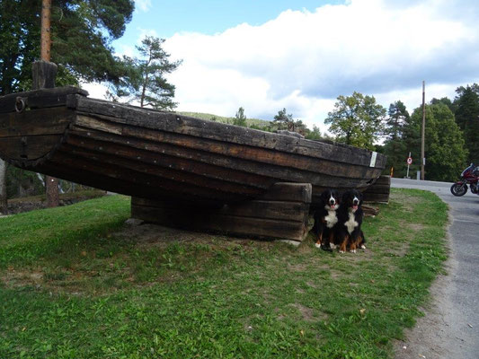 Das alte Boot diente zum Transport von Steinen