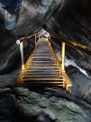 Die steile Treppe auf den Sachsenstein