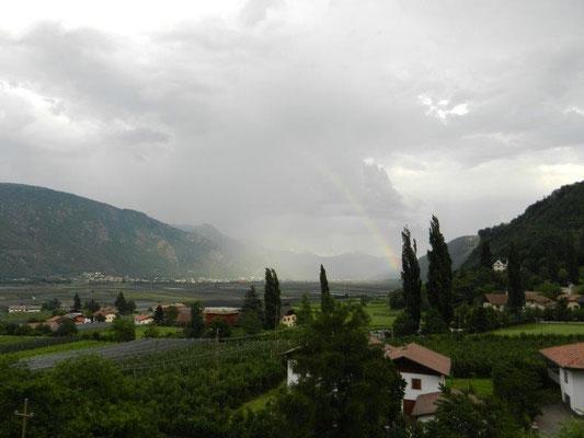 Ein Sommerrregen zieht das Etschtal hoch